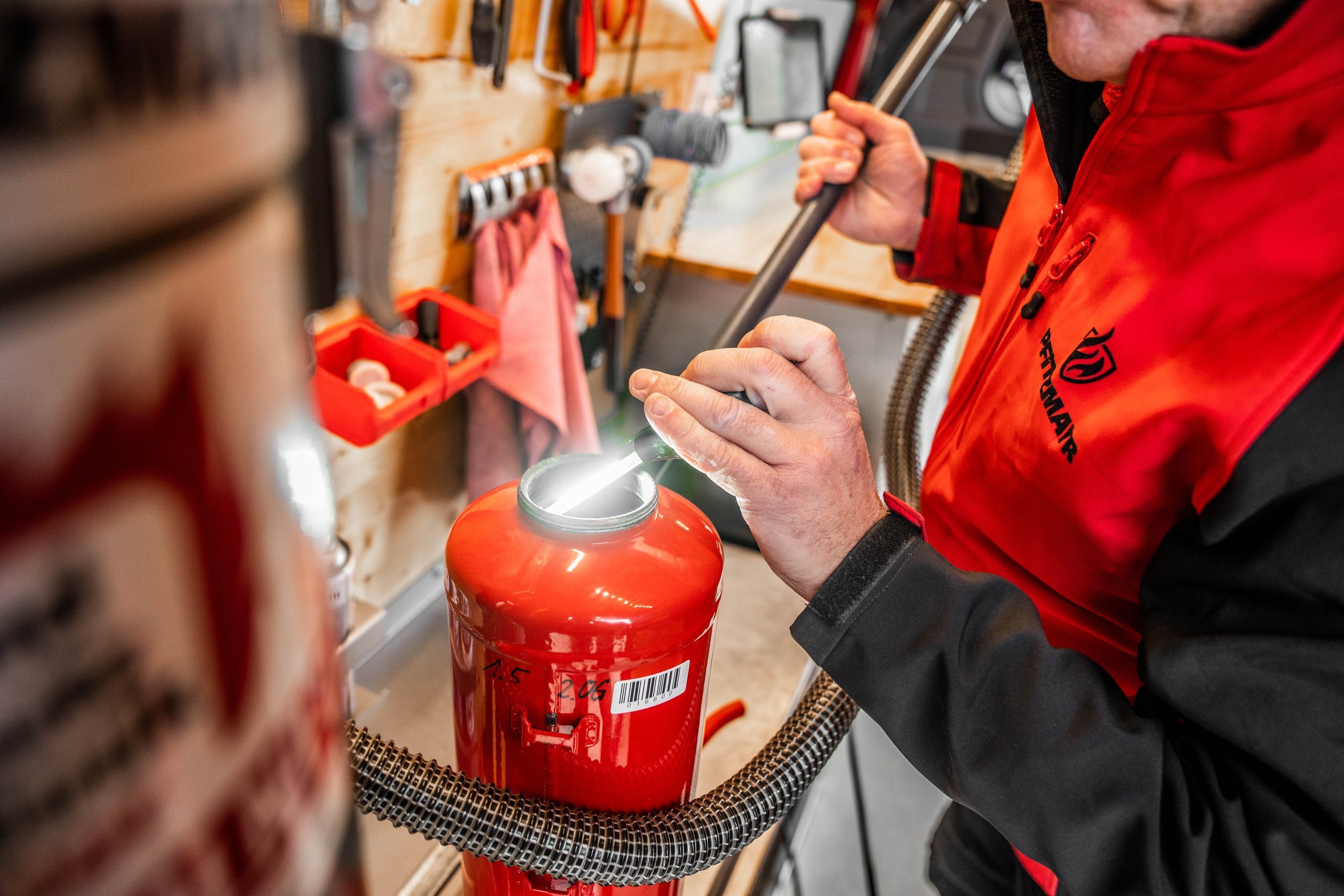 Sachkundige Prüfung eines Feuerlöschers in der Werkstatt von Pfitzmayr Brandschutztechnik