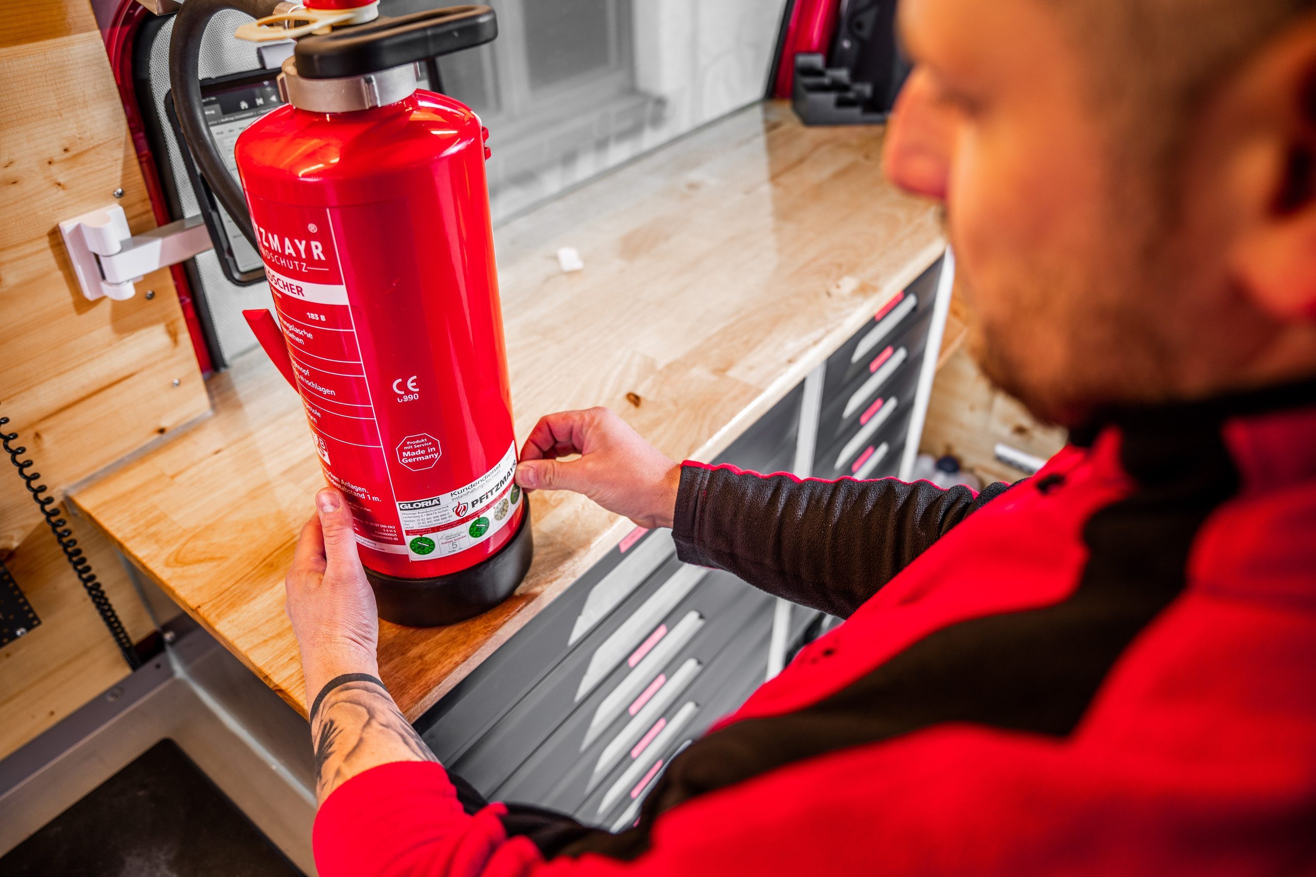 Neuer Pfitzmayr-Feuerlöscher – produziert von Jockel – wird in der Werkstatt vorbereitet